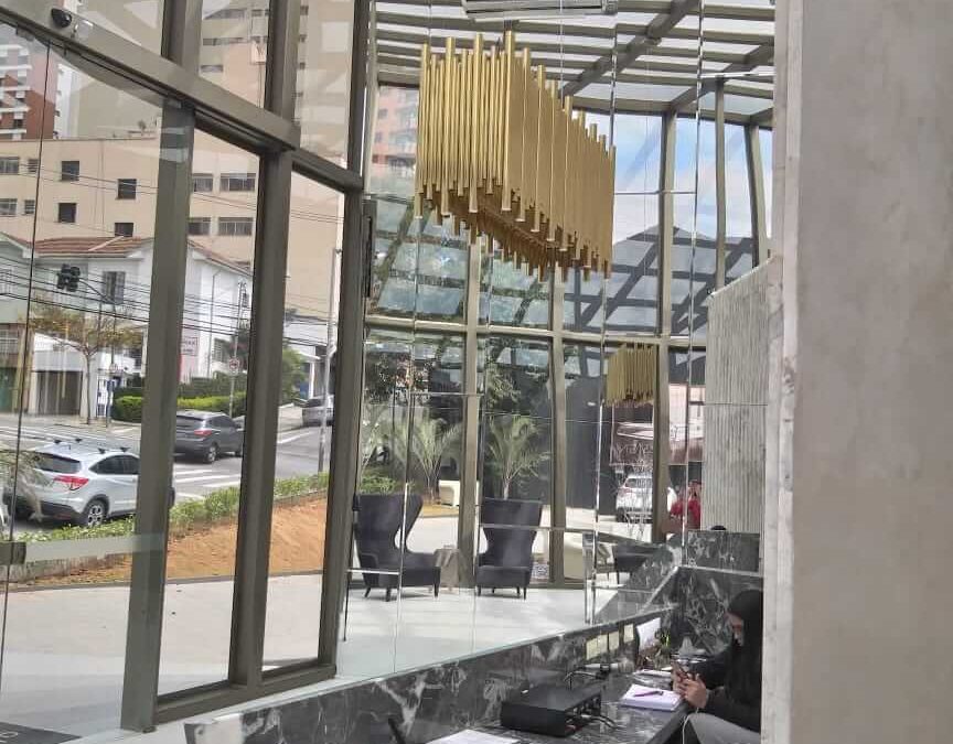 Stand de Vendas Cyrela Apiacás by Chris Silveira Arquitetos Associados